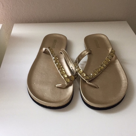 Beautiful gem flip flops. NWOT - Picture 1 of 7